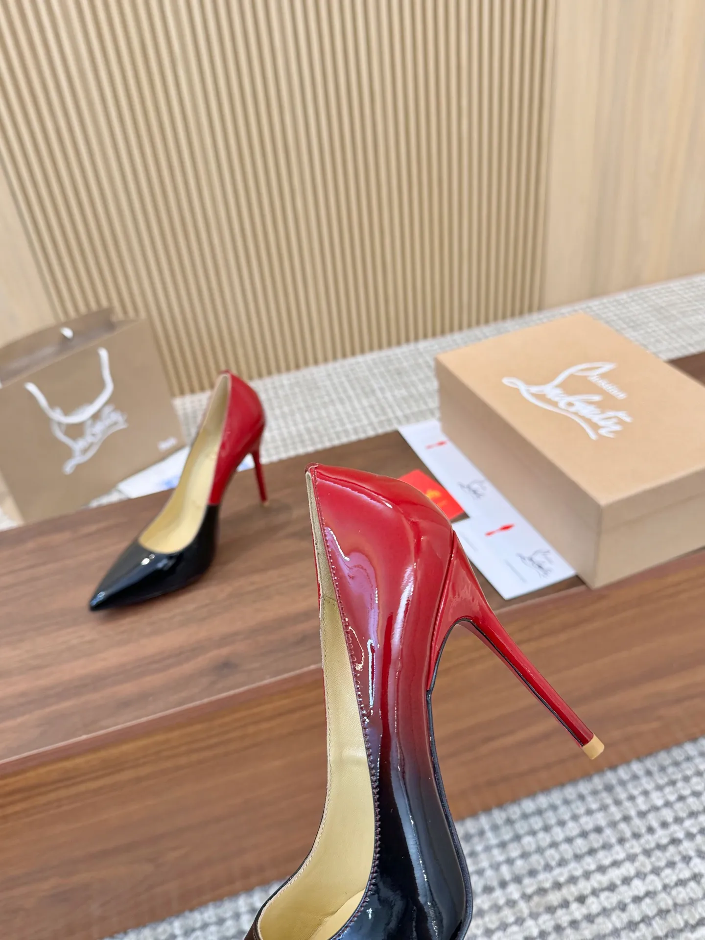 👟👟Ex-factory price 440👟👟 Genuine leather sole +40 Year-round shipment💝Christian Louboutin CL👠 Classic "💎Cow Patent Leather💎Series" noble and luxurious, real blingbling✨ Real materials, all customized by the pattern maker, and the materials are made of original customized materials, achieving the taste of the original 6 color options💍 Upper: Imported 👉Cow patent leather💪 Lining: Sheepskin foot pad/lining Size: 34-40.41.42 Heel height: 10.5cm and 8.5cm two options Leather sole Rubber sole
